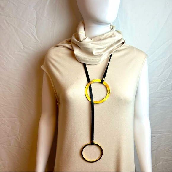 Modern Black leather & hammered brass Clr designer necklace w/Interlocking rings - Picture 4 of 7